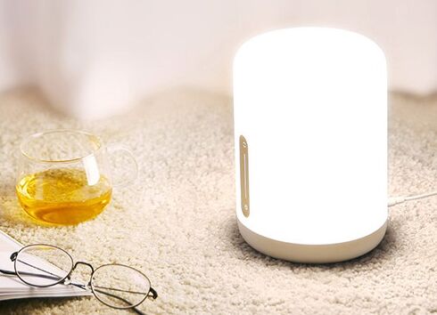 Xiaomi Mijia Bedside Lamp 2 на ковре, рядом с очками